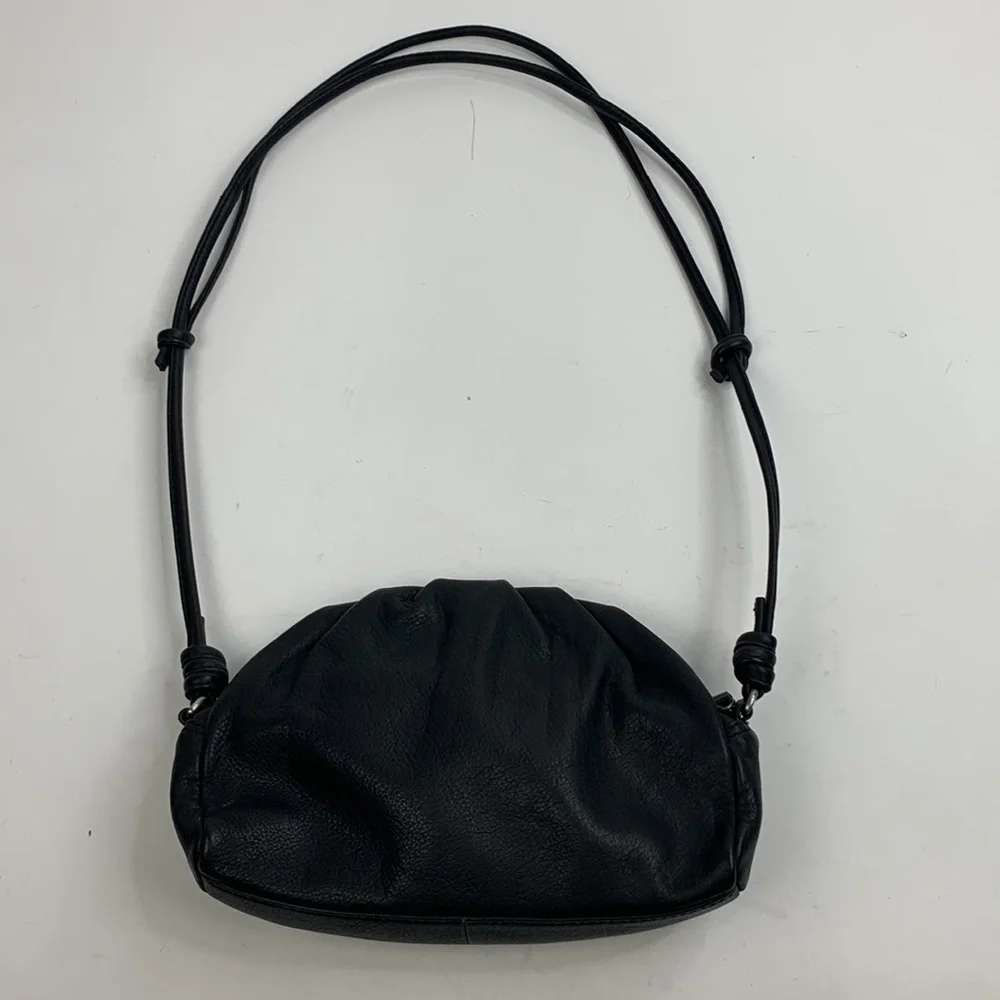 Vintage Leather Shoulder Crossbody bag Black Lined Pockets Zip Magnetic closure